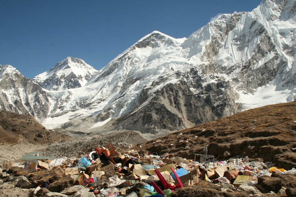 Mt.Everest_garbage.jpg